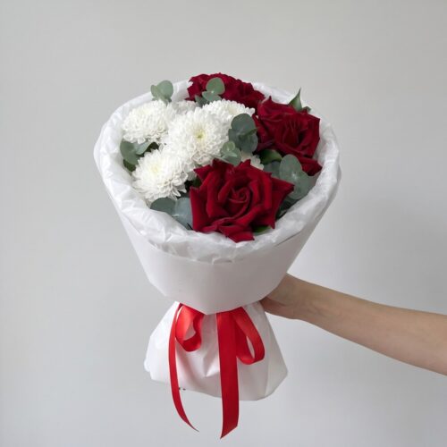 Сборный букет из 3 роз и 4 хризантем